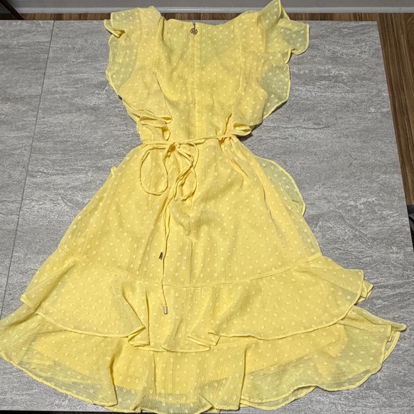Yellow Tommy Hilfiger V-Neck Ruffle Chiffon Clip Dot Tie Waist Tiered Dress Sz 8 - Picture 2 of 4